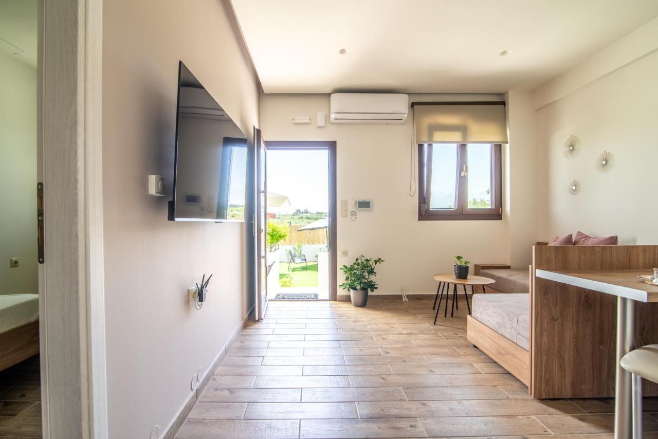 Cozy House With Pool Near Beach Gazi エクステリア 写真