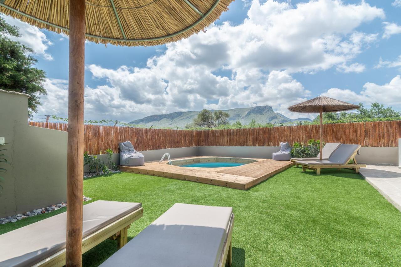 Cozy House With Pool Near Beach Gazi エクステリア 写真